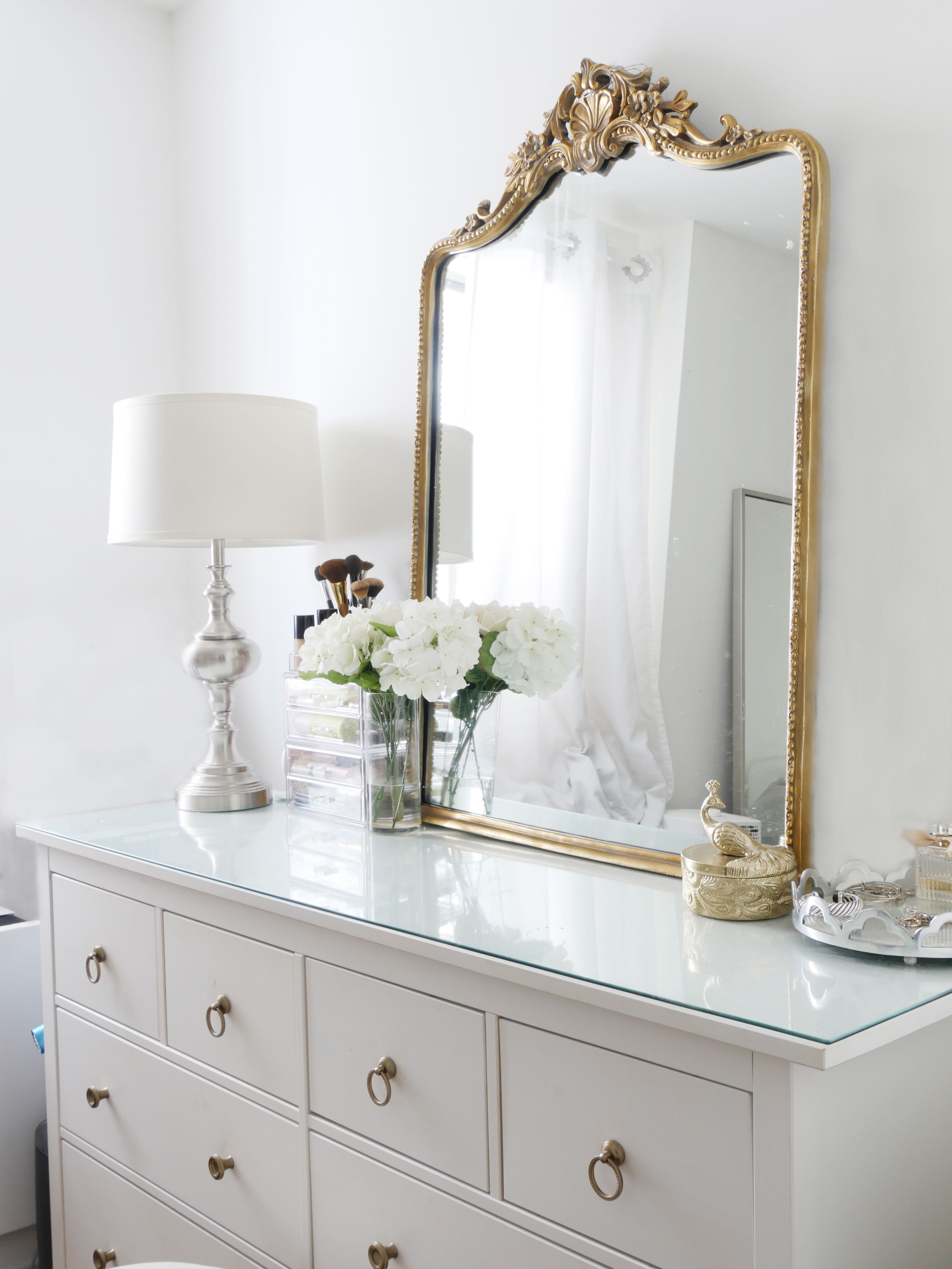 How to Decorate Around a Mirror – Transform Your Space with Style